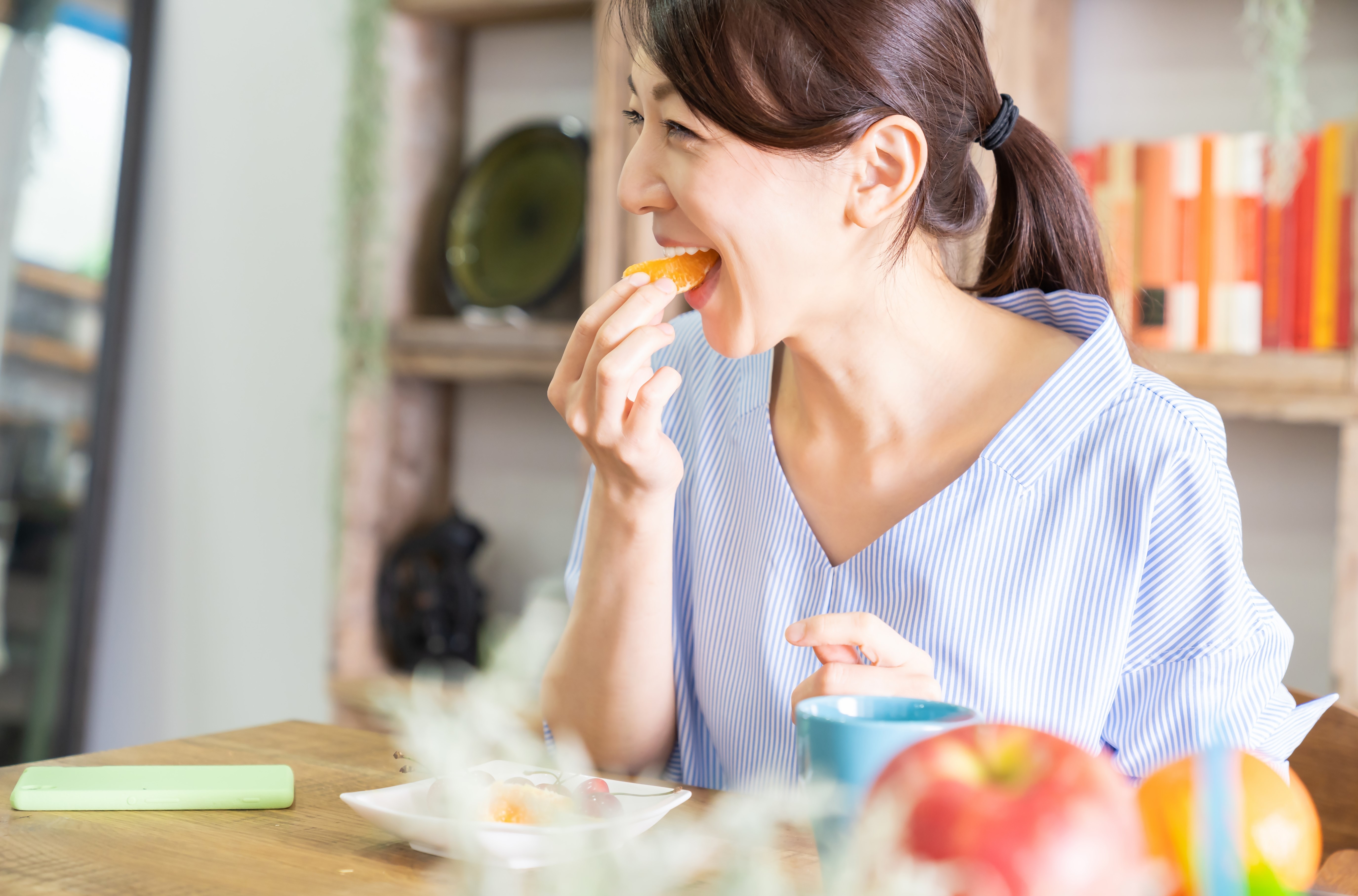 womaneatingorange