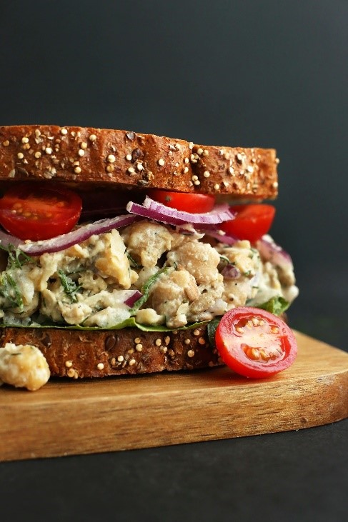 Sandwich with chickpeas and tomatoes