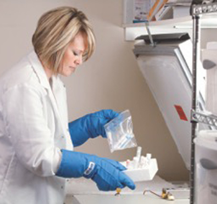 PhysicianworkinginLab