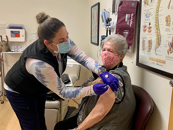 Medicalassistantadministeringvaccine