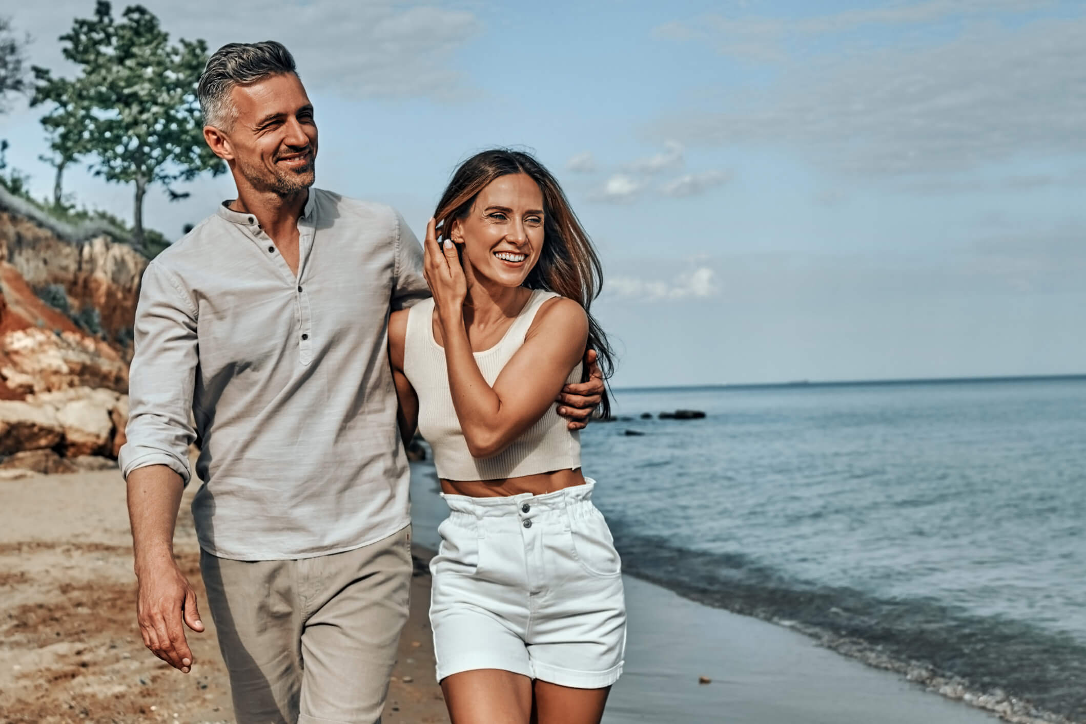 Smilingcouplewalkingatthebeach